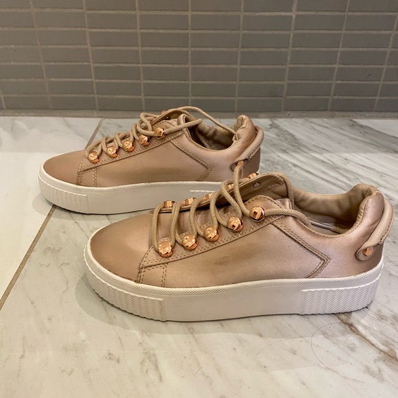 Kendall & Kylie Rose Gold Platform Sneakers. Size 5 - Picture 4 of 6
